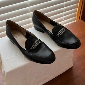Naturalized leather loafers